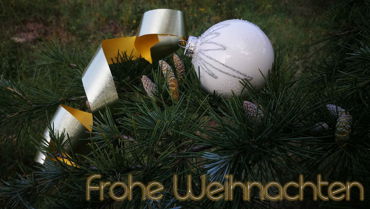 Foto mit Text Frohe Weihnachten mit Christbaumkugel und Tannenzweig mit kleinen Tannenzapfen.