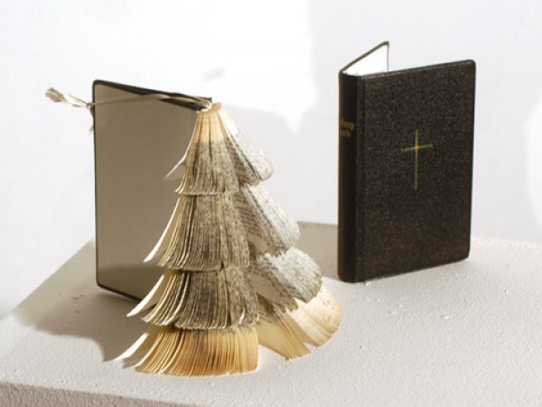 Schönes Bild mit einem Weihnachtsbaum, der mit der Bibel gebaut wurde, um ihn auf Facebook und WhatsApp zu teilen
