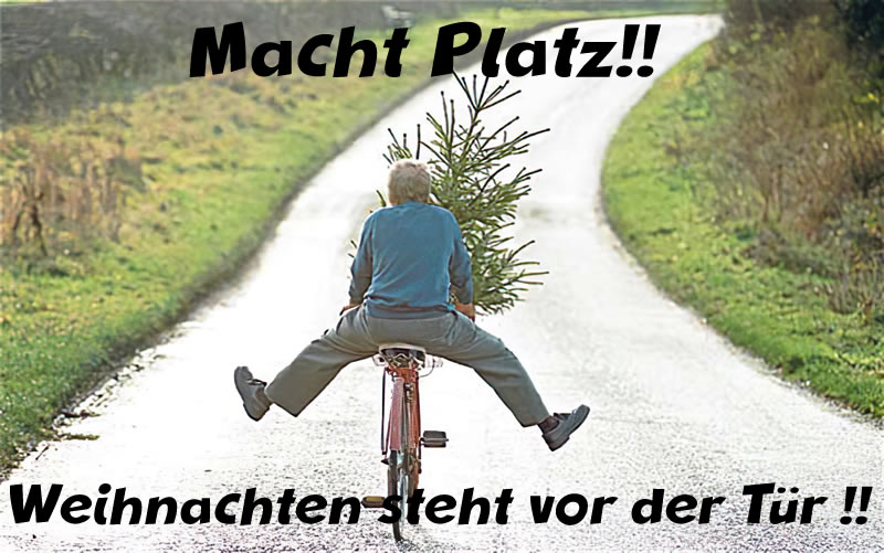 Lustiges Bild mit einem Mann auf einem Fahrrad, der einen Weihnachtsbaum mit seinen Beinen auseinander hält. Macht Platz !! Weihnachten steht vor der Tür !!